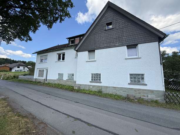 Renovierungsbedürftiges Zweifamilienhaus in Kirchhundem-Brachthausen in 57399 Kirchhundem-Brachthausen von Hundem-Lenne-Immobilien GmbH